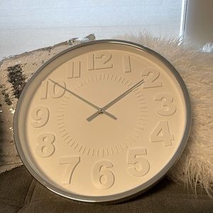 MODERN Pure white circular shaped clock with Silver accent w/FREE battery